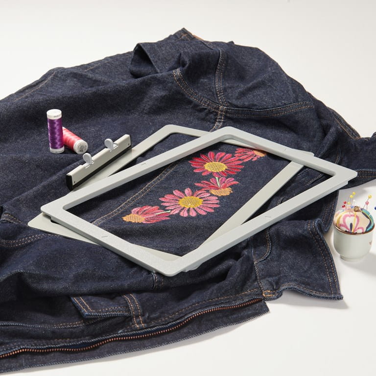 BERNINA CANADA - Medium Magnetic Embroidery Hoop 6.5" x 10.4” 108994.70.00