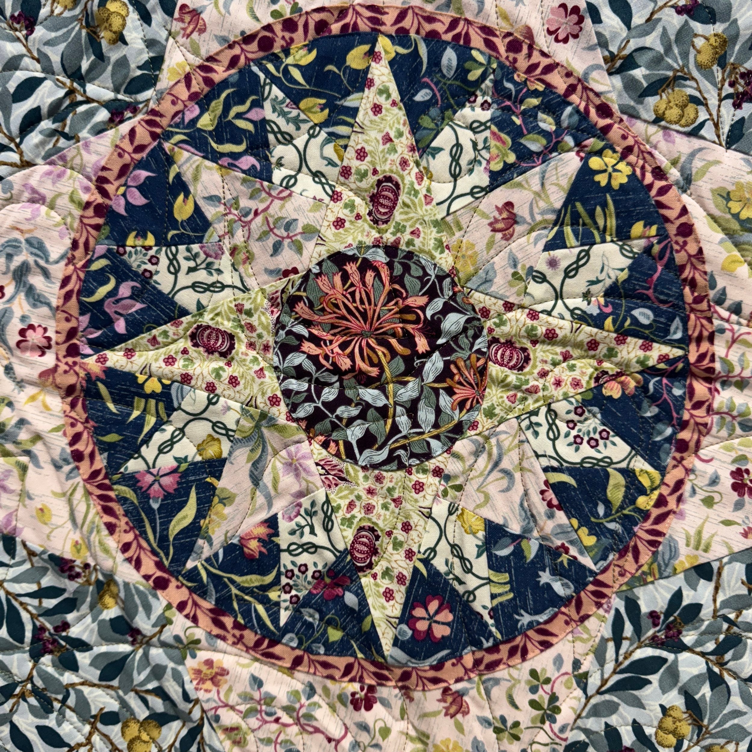 ROBIN RUTH DESIGNS - Red House Wreath Pattern