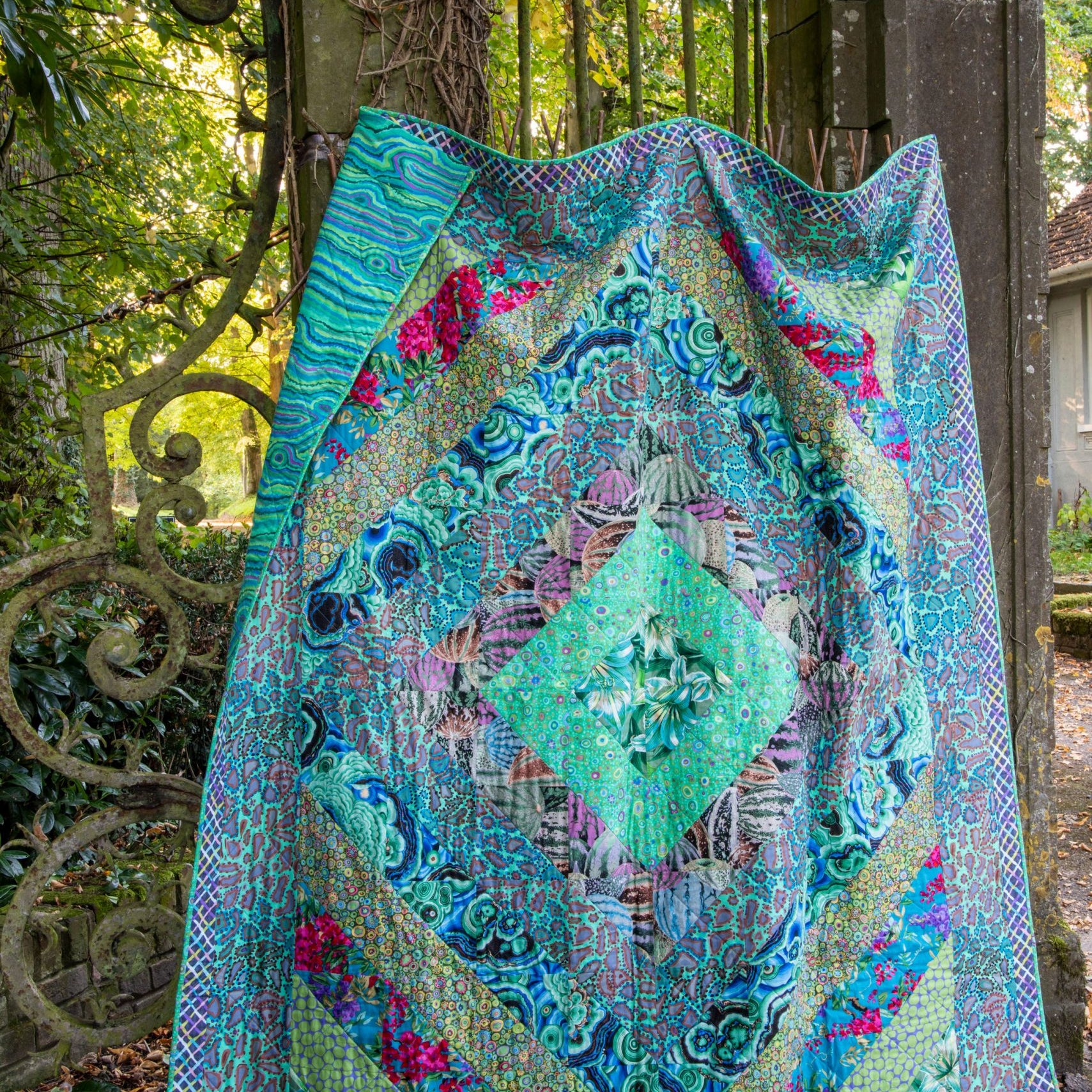 KAFFE FASSETT - QUILTS IN AN ENGLISH VILLAGE - Artistic Quilts with Color