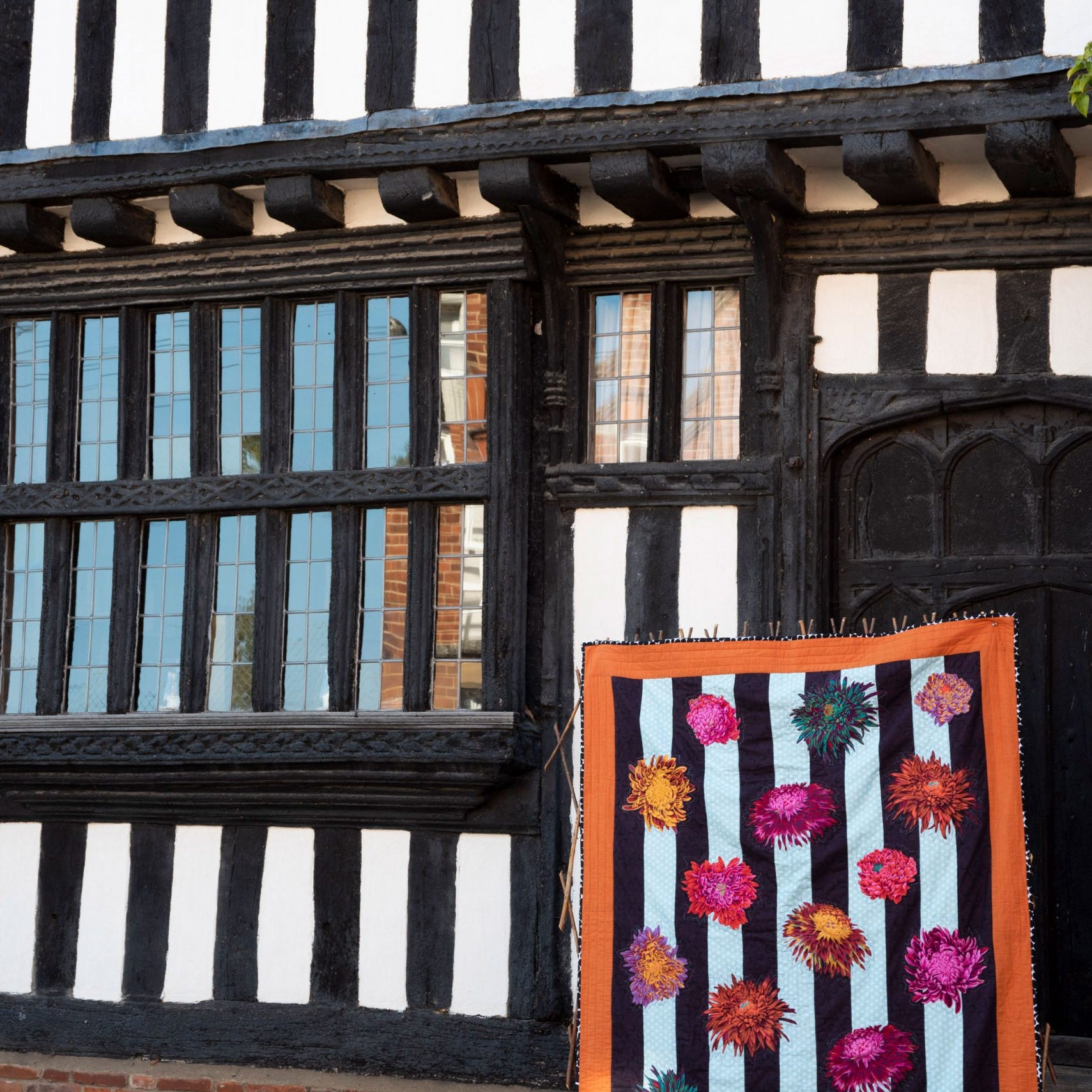 KAFFE FASSETT - QUILTS IN AN ENGLISH VILLAGE - Artistic Quilts with Color