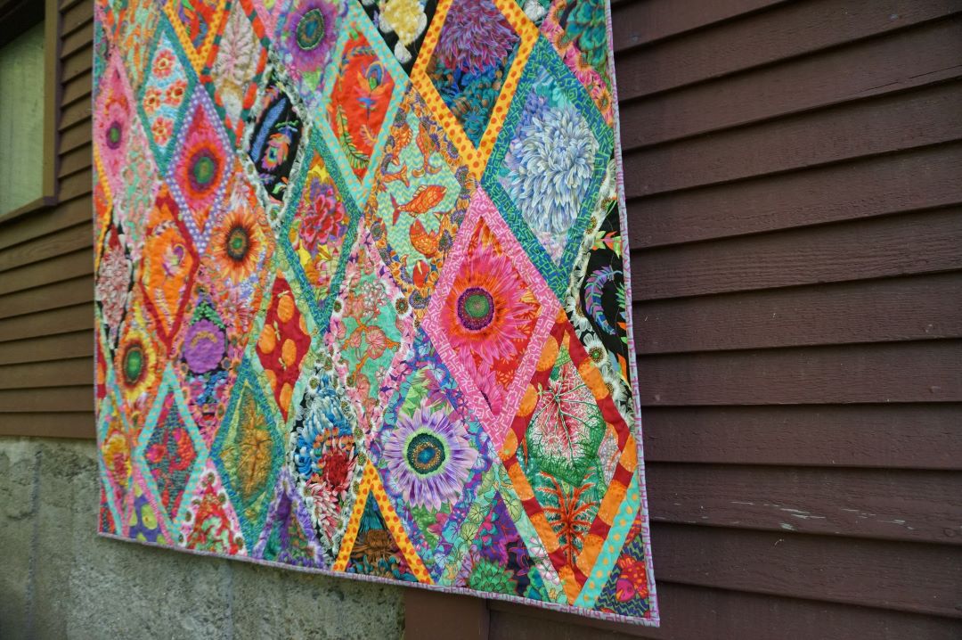 KAFFE FASSETT COLLECTIVE - QUILTS IN BURANO - BORDERED DIAMONDS QUILT KIT - Artistic Quilts with Color