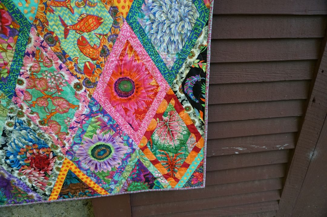 KAFFE FASSETT COLLECTIVE - QUILTS IN BURANO - BORDERED DIAMONDS QUILT KIT - Artistic Quilts with Color
