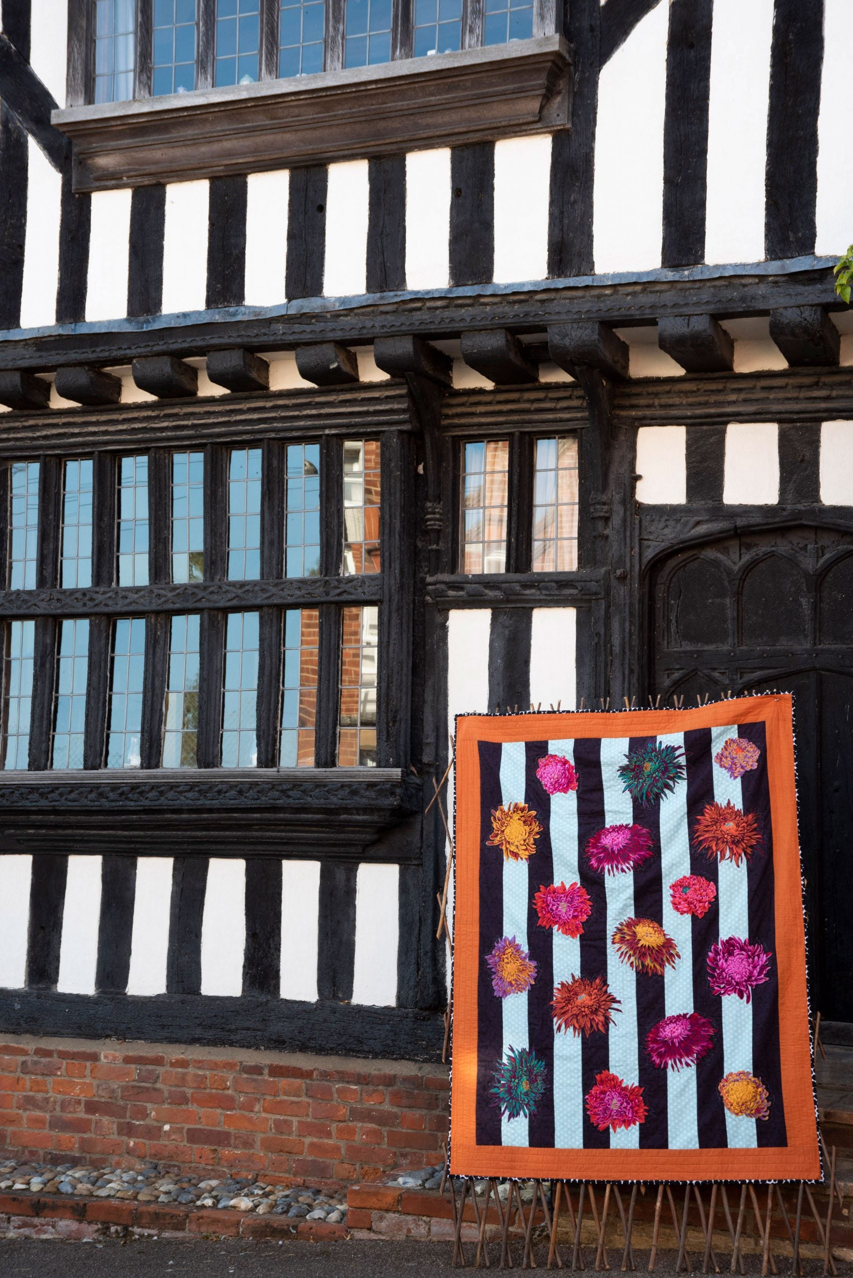 KAFFE FASSETT - QUILTS IN AN ENGLISH VILLAGE - Artistic Quilts with Color